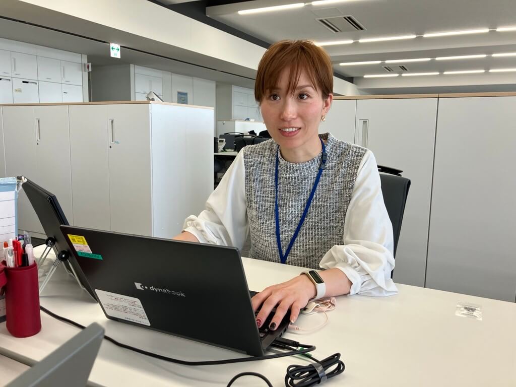 会社で仕事をする二階堂さん