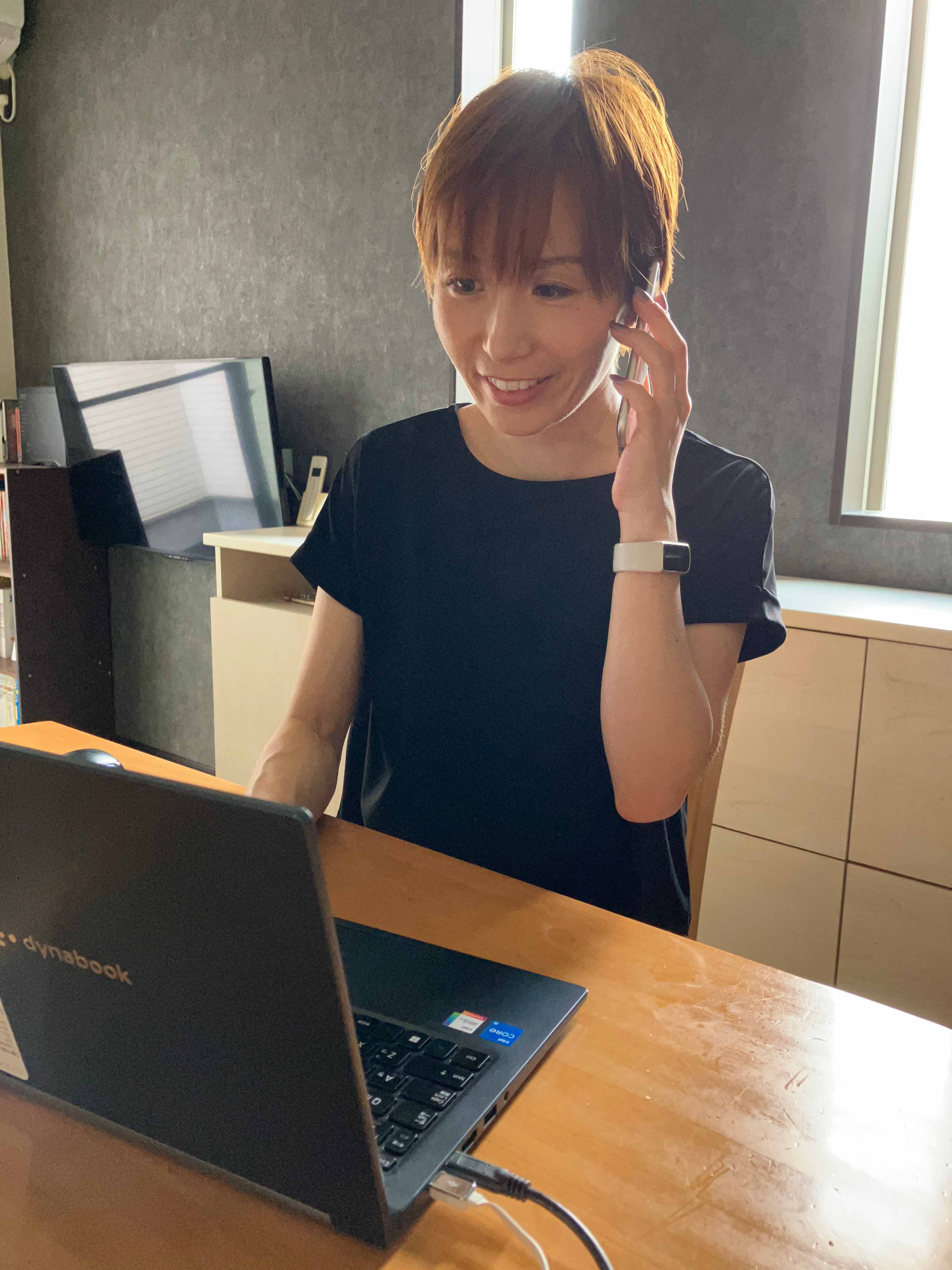 自宅でテレワークする二階堂さん