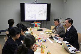 説明を真剣に聴いている中学生のみなさん