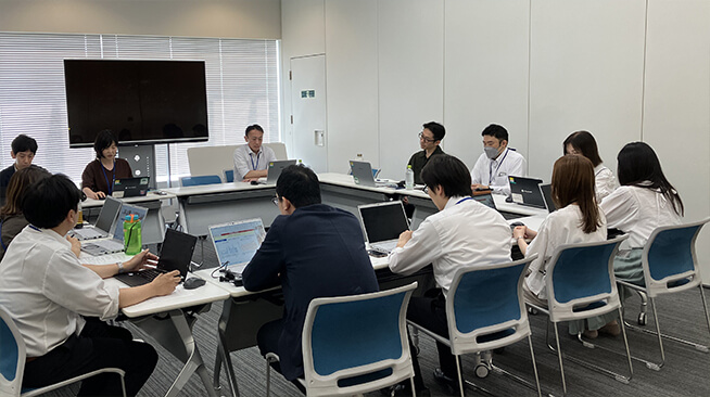 安全衛生委員会で事業所固有の健康課題を協議する様子（ハウス食品大阪本社の安全衛生委員会）