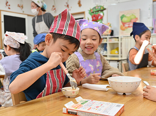 富良野市虹いろ保育所でのフルーチェづくり体験②