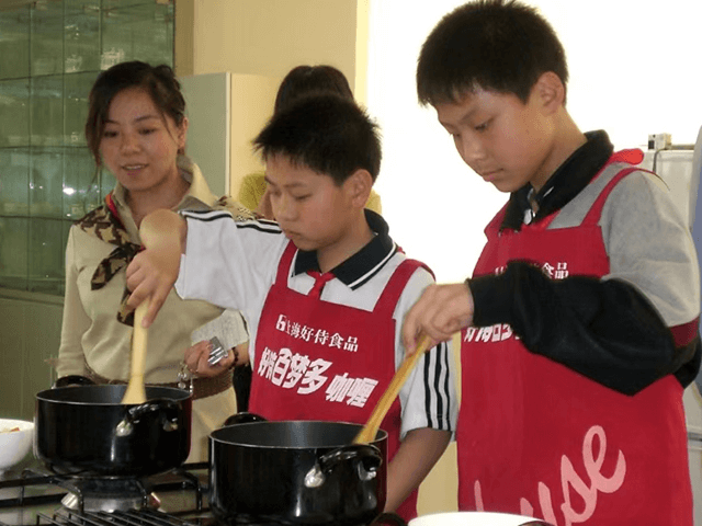 従業員の子女に対するカレー調理体験開始