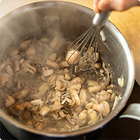 泡だて器で潰しながら炒めると早く火が通り、炒め時間を短縮できます。