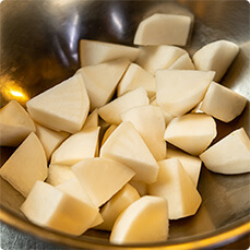 カブはお子さまに合わせて食べやすい大きさにカット。