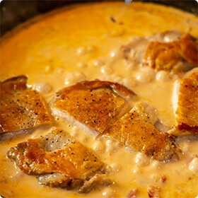 食べやすい大きさにカットした鶏肉をソースに戻し入れ、しっかりと火を通します。