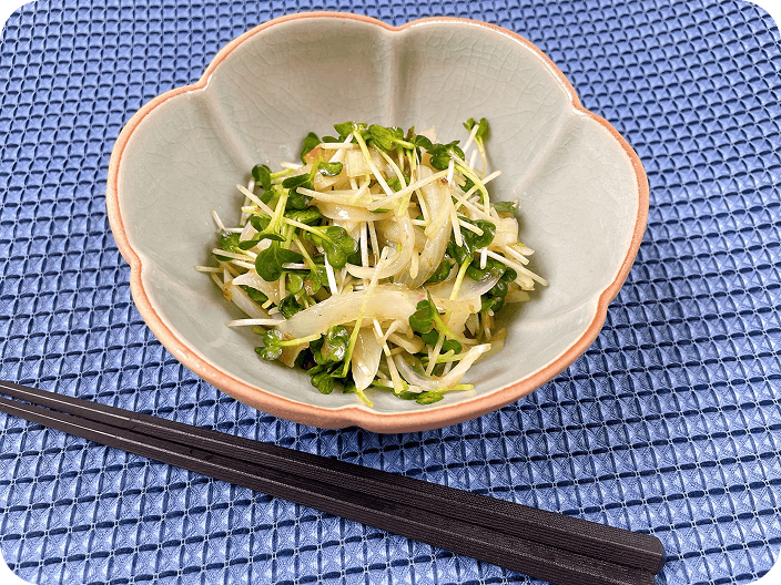 豆苗と新玉ねぎのサラダ