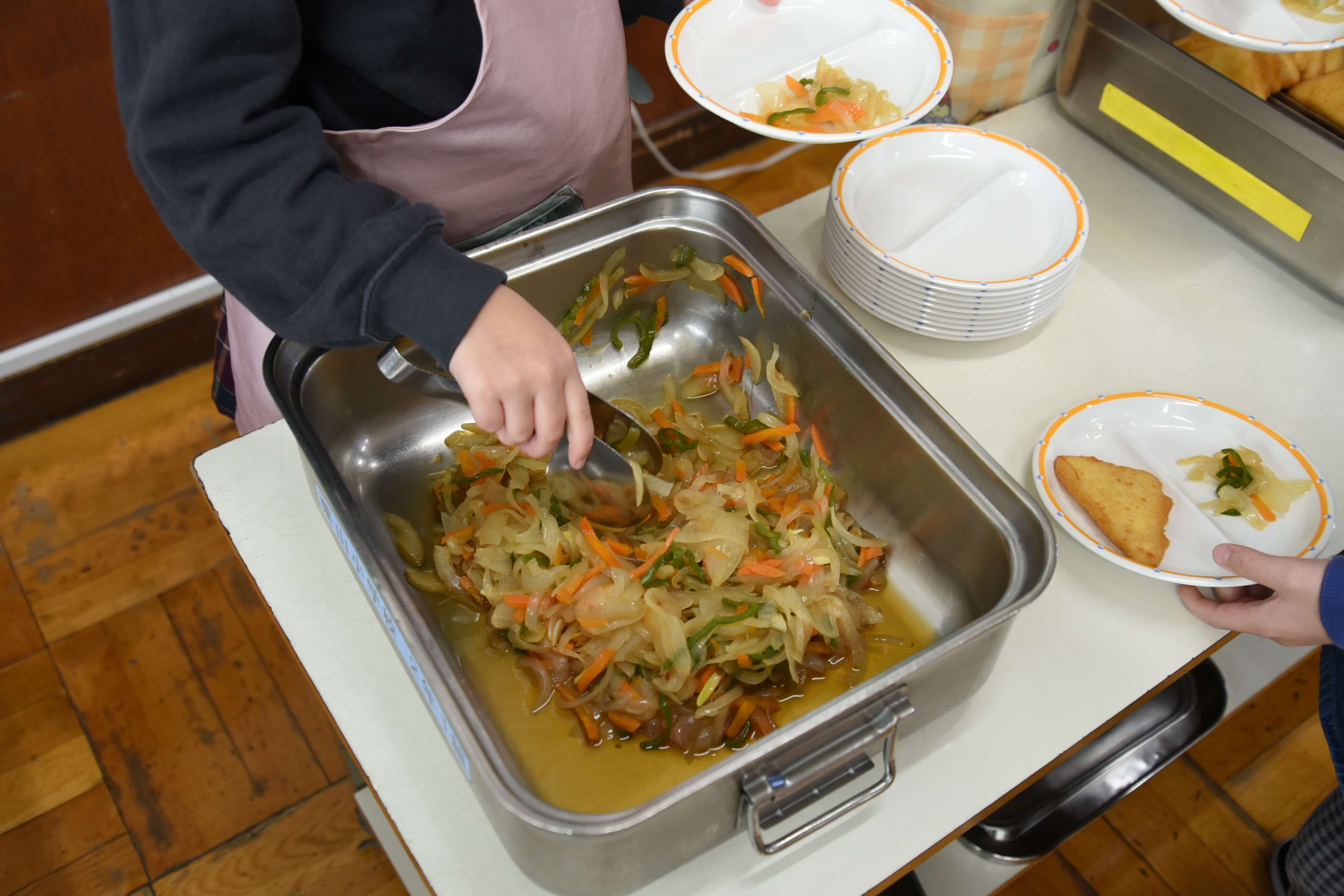 給食では、「栗山産スマイルボールのサラダ」として提供されました。